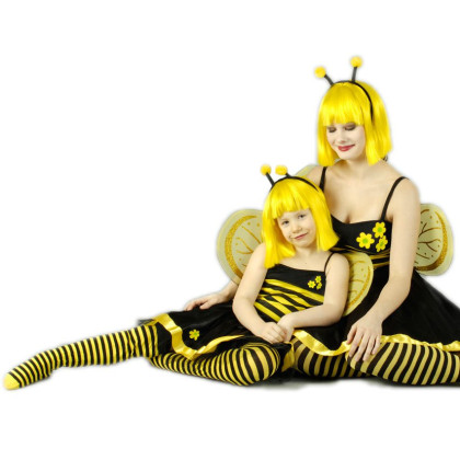 Frau und Kind beide im Bienchen Kostüm verkleidet