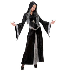 Frau als gothische Hexe in schwarz silber verkleidet