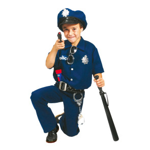 Junge als Polizist im Kostüm mit Mütze in blau