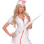 Krankenschwester mit großer Spritze