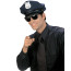 Mann mit Polizei Mütze Fasching und Sonnenbrille