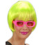 Mädchen mit Brille und neon grüner Perücke