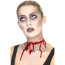 Frau mit Zombie Make-up und durchgeschnittener Kehle