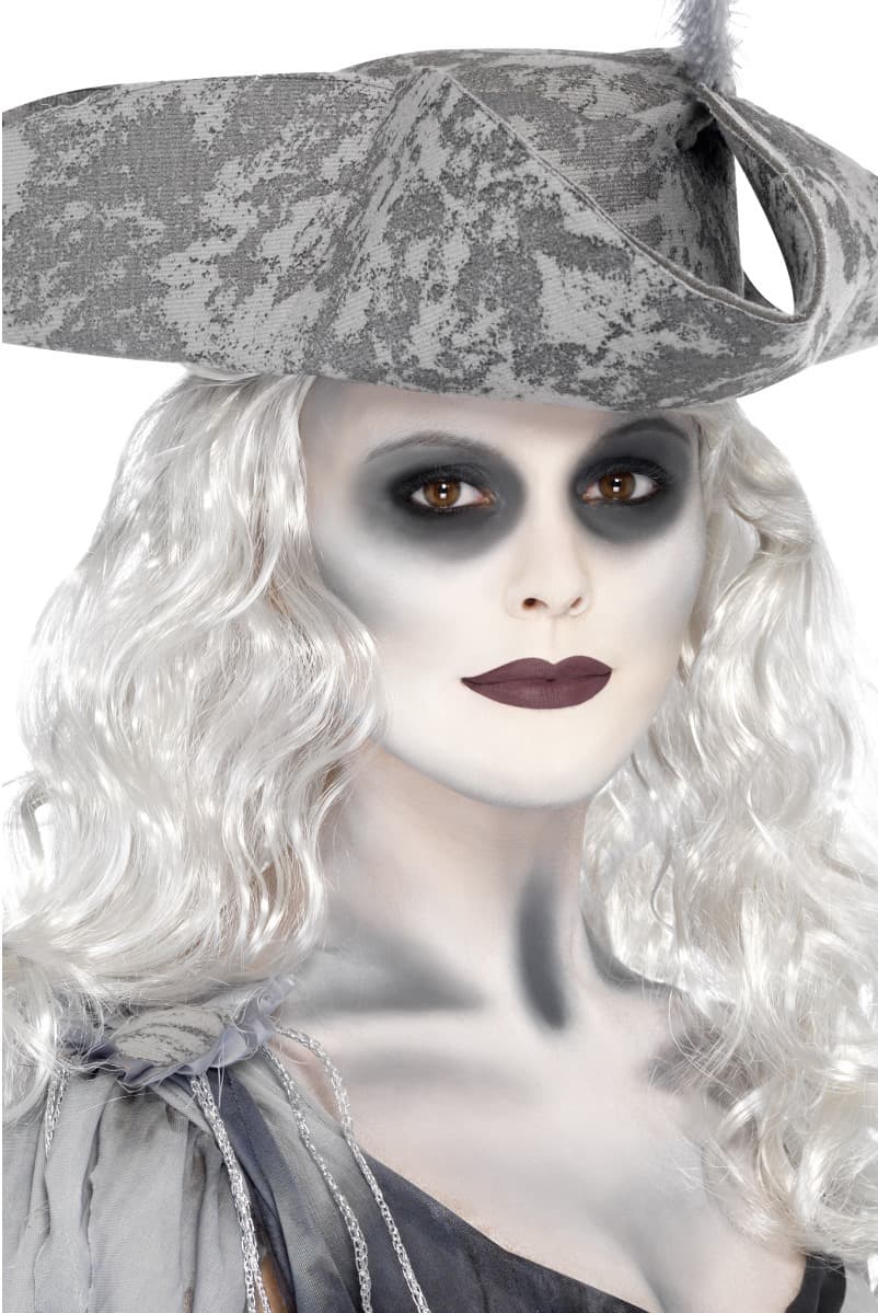 Frau als Geister Piratin geschminkt